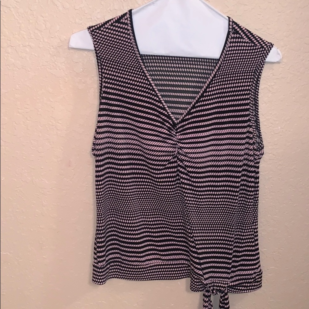 Sleeveless patterned top with a tie at the bottom